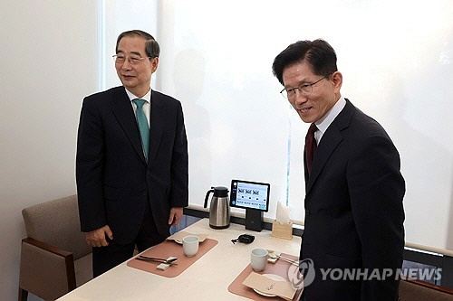 김문수(오른쪽) 국민의힘  대선후보와 무소속 한덕수 대선 예비후보가 7일 서울 종로구의 한 식당에서 후보 단일화 관련 회동을 하고 있다. [공동취재]